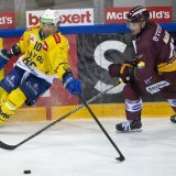 Marco Maurer (à droite) en action sous les couleurs de Genève-Servette face à la légende davosienne Andres Ambühl